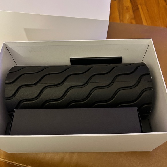 Therabody Theragun Wave Roller - Smart Vibrating Foam Roller - Picture 7 of 9